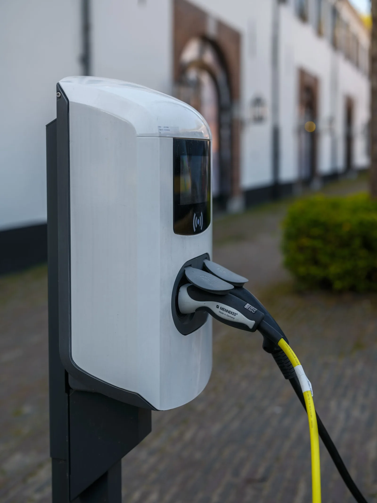 Charging unit and connected cable beside a building